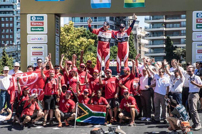 Toyota met Giniel de Villiers en Leeroy Poulter in top vijf Dakar 2016: "Vijfde keer op podium"